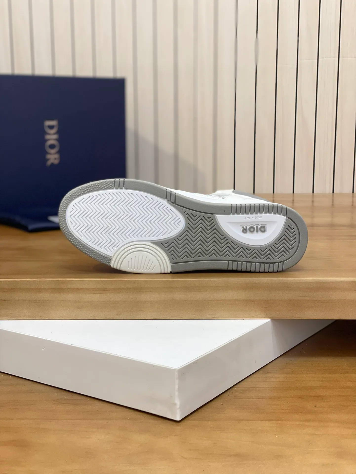Men's shoes: 💰P460¥ Product trademark: Dior* "Dior*" high-top casual shoes Regular size: 38-44 (can be customized to 45.46) Product materials: Upper imported cowhide stitched with original fabric, breathable lining, original outsole. Number: 1006